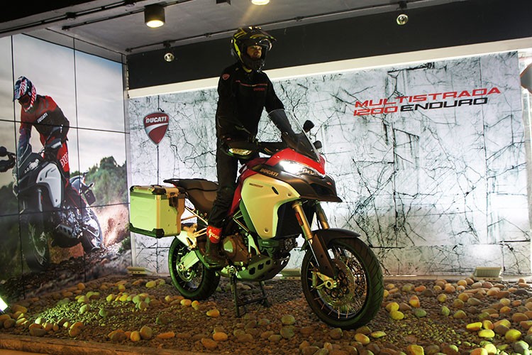 Ducati ra mat Multistrada Enduro 