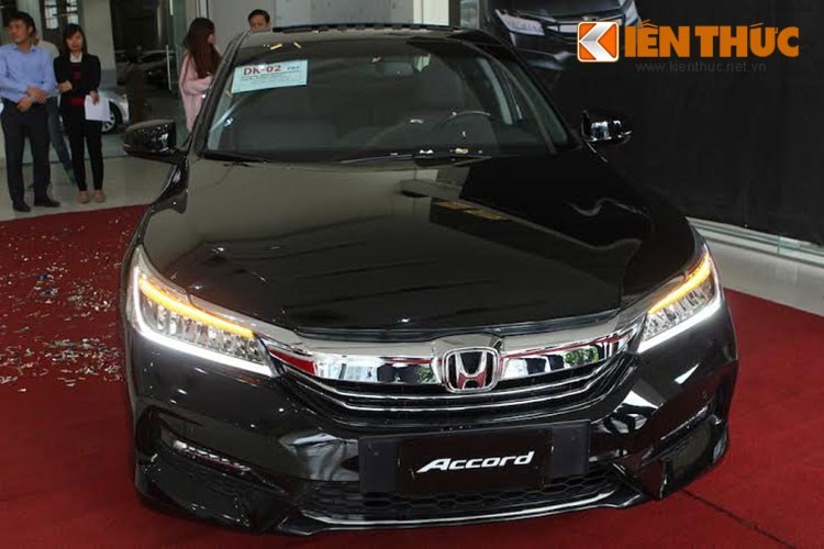 Honda Accord &quot;dai ha gia&quot; dau Toyota Camry tai VN-Hinh-2