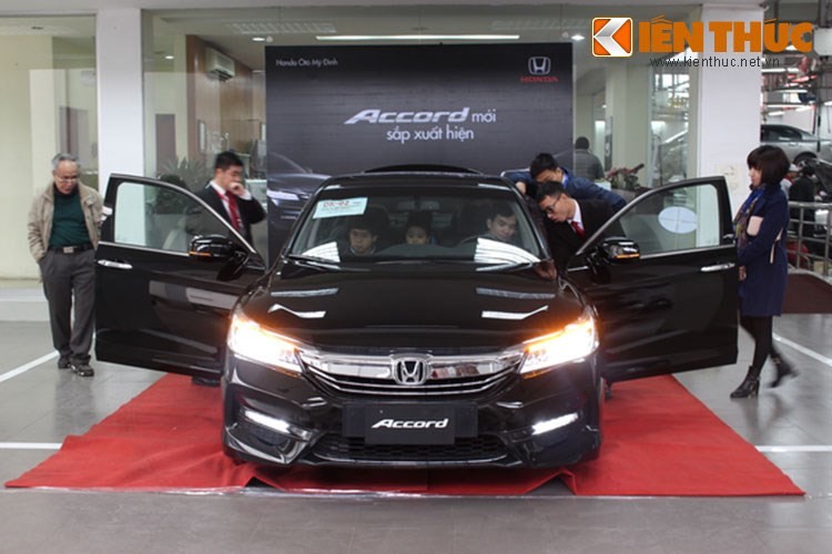 Honda Accord &quot;dai ha gia&quot; dau Toyota Camry tai VN-Hinh-3