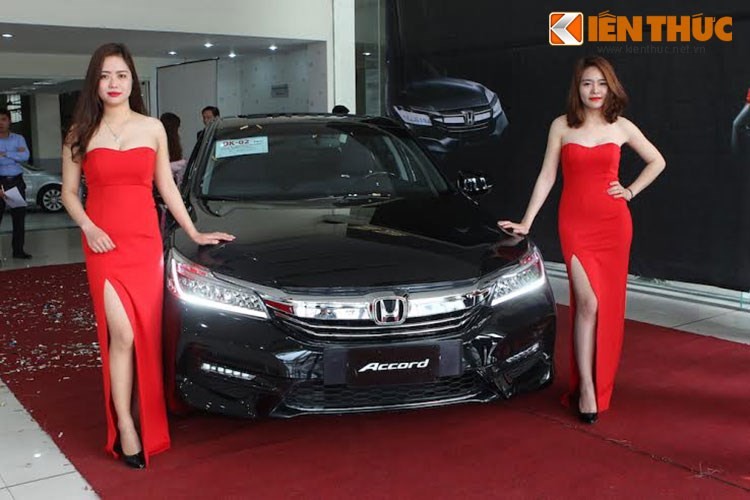 Honda Accord &quot;dai ha gia&quot; dau Toyota Camry tai VN