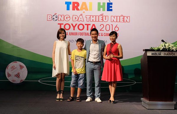 Khoi dong Trai he bong da thieu nien Toyota 2016