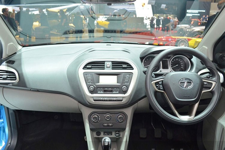 Hatchback Tata Tiago gia 100 trieu dong 