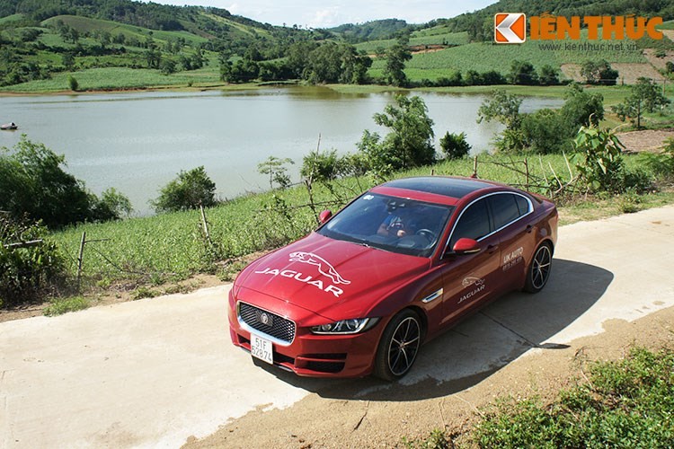 Xe sang Jaguar XE 2016 hon 2 ty tai Viet Nam co gi?