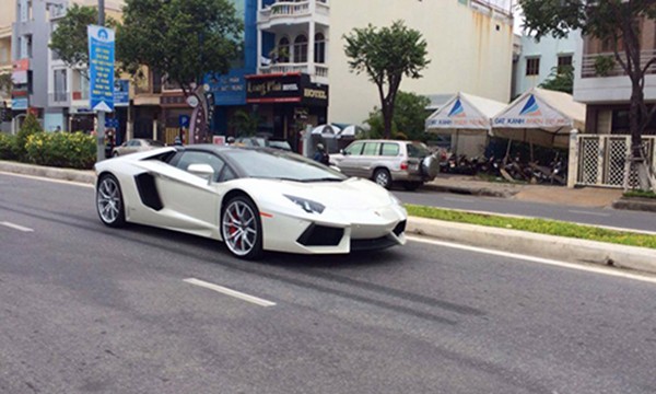 Lamborghini Aventador mui tran 26 ty lan banh tai Da Nang