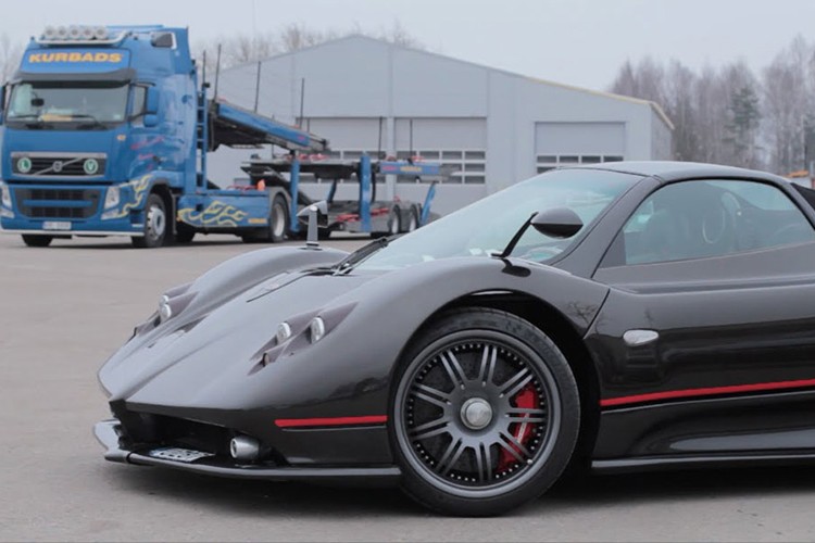 Sieu xe trieu do Pagani Zonda Roadster van chuyen the nao?