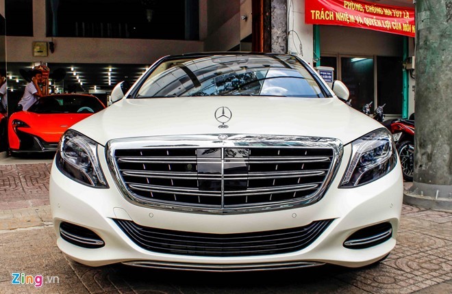 Xe sieu sang Mercedes Maybach S600 trang mo do mam o Sai Gon