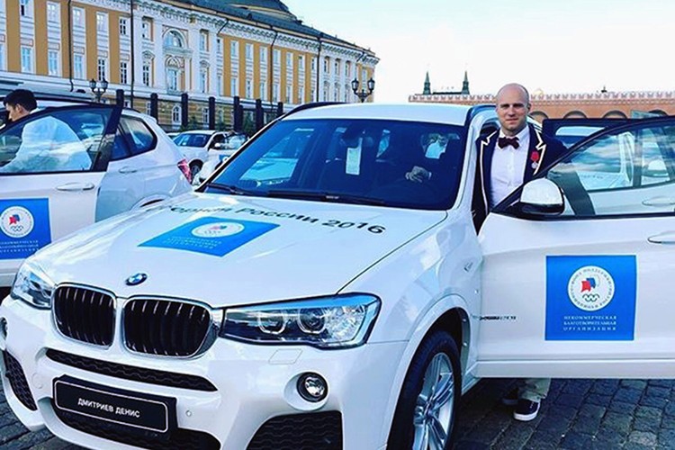 Tong thong Putin trao tang xe BMW cho VDV Olympic-Hinh-5