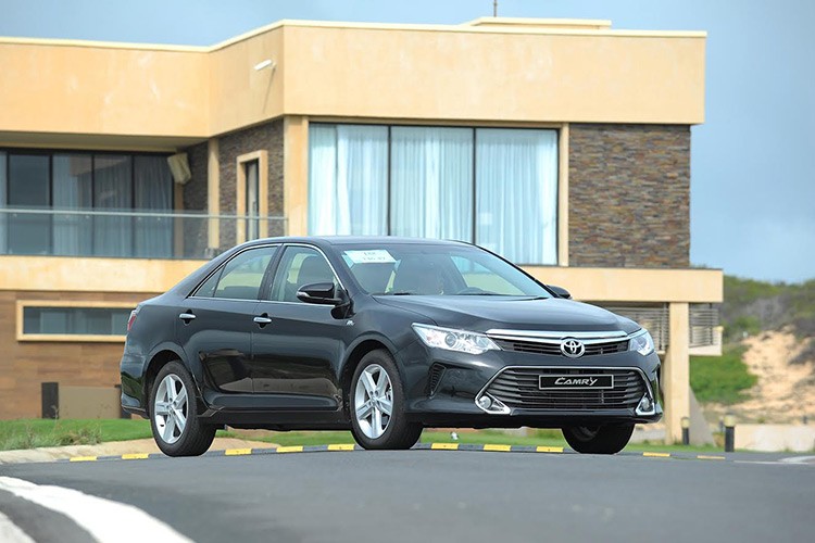 Toyota Viet Nam giam gia Camry 2016 con 1,1 ty dong