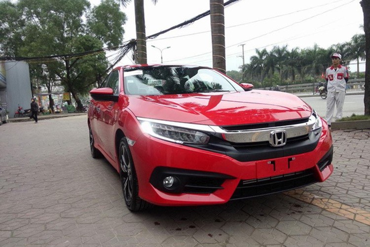 Honda Civic 2017 gia 950 trieu ve dai ly o Ha Noi