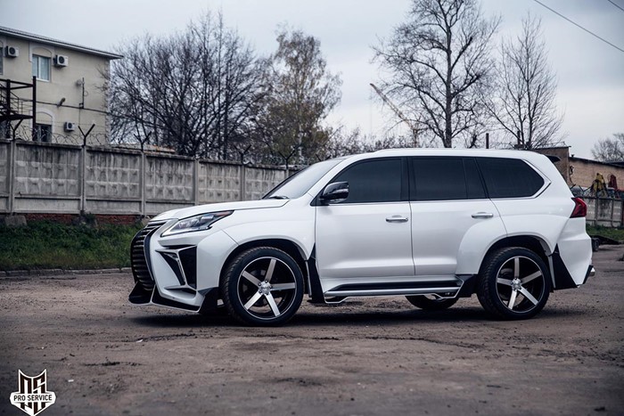 Dan choi Nga do xe sang Lexus LX570 