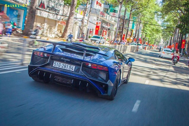 Minh Nhua lai Lamborghini hon 30 ty loan pho Sai Gon-Hinh-2