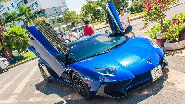 Minh Nhua lai Lamborghini hon 30 ty loan pho Sai Gon