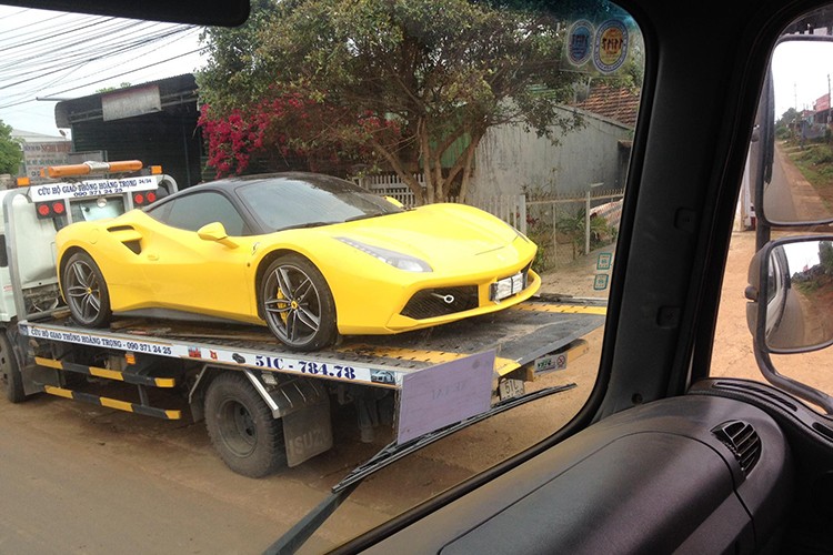 Sieu xe Ferrari bien Ha Noi 