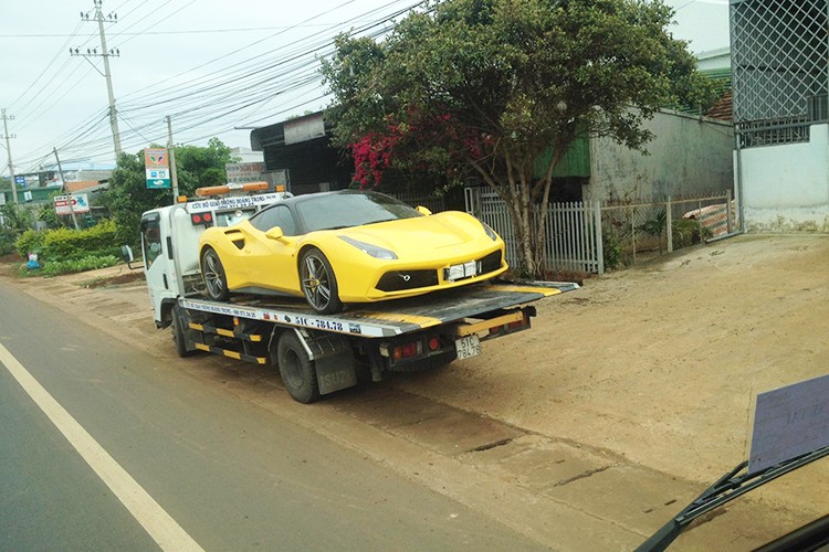 Sieu xe Ferrari bien Ha Noi 