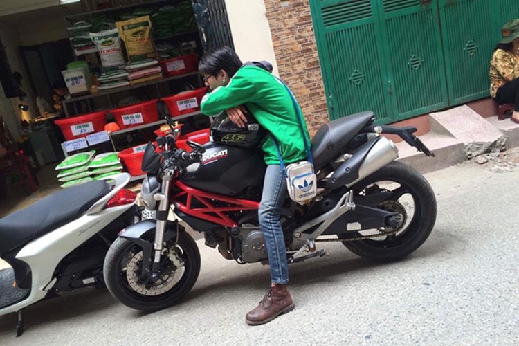 Dan choi Ha thanh lai Ducati Monster tram trieu chay xe om-Hinh-2