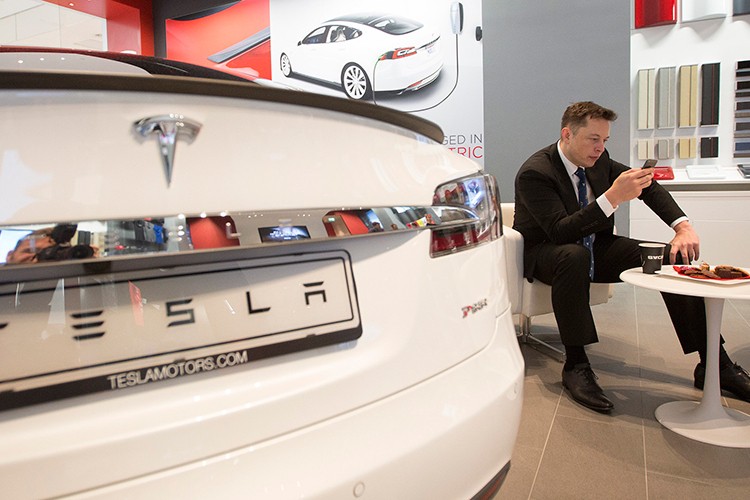 CEO Elon Musk he lo xe ban tai chay dien cua Tesla
