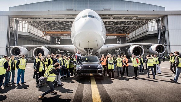 Porsche Cayenne keo may bay Airbus A380 nang 285 tan-Hinh-2