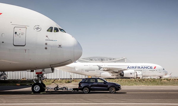 Porsche Cayenne keo may bay Airbus A380 nang 285 tan