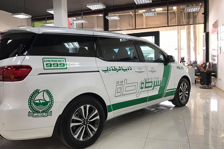 Kia Grand Sedona phong cach sieu xe canh sat Dubai o VN-Hinh-4
