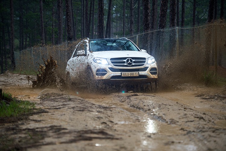 Len rung, xuong bien cung Mercedes-Benz SUVenture 2017-Hinh-6