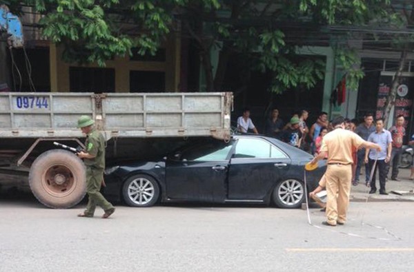 Tai sao Toyota Camry chui gam xe tai tui khi khong bung?-Hinh-2