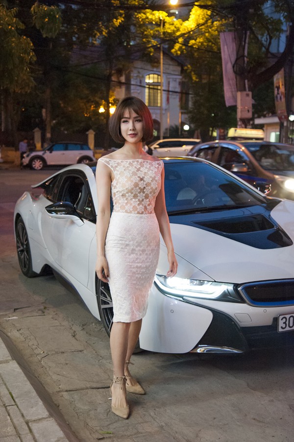 Diep Lam Anh dien &quot;ho bao&quot; cuoi sieu xe BMW i8 tien ty-Hinh-4