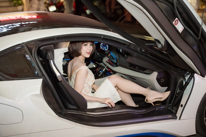 Diep Lam Anh dien &quot;ho bao&quot; cuoi sieu xe BMW i8 tien ty