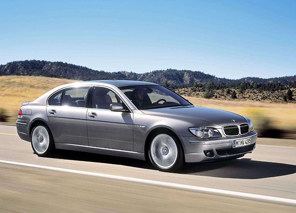 Trieu hoi BMW 7-Series "dinh loi" bung cua khi chay