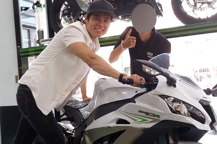 Ca si Luu Chi Vy &quot;tau&quot; Kawasaki ZX-10R gia nua ty dong-Hinh-3