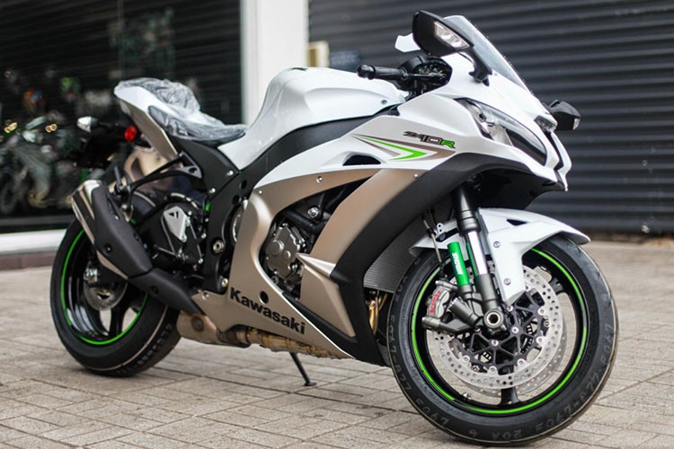 Ca si Luu Chi Vy &quot;tau&quot; Kawasaki ZX-10R gia nua ty dong-Hinh-4