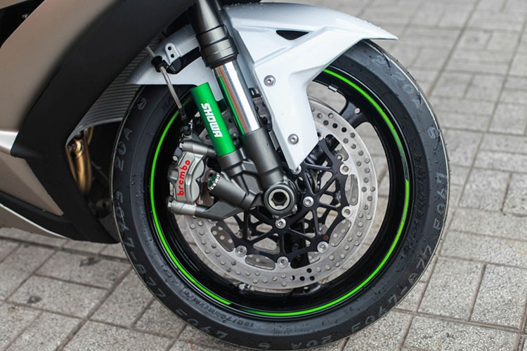 Ca si Luu Chi Vy &quot;tau&quot; Kawasaki ZX-10R gia nua ty dong-Hinh-8