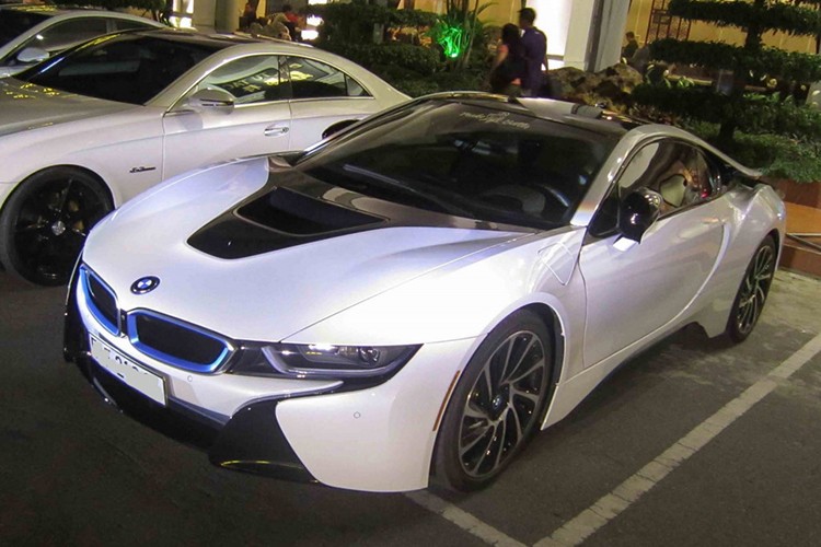 A hau Thanh Tuyen cuoi sieu xe tien ty BMW i8-Hinh-4