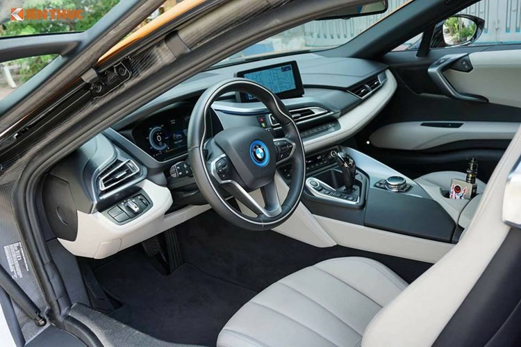 A hau Thanh Tuyen cuoi sieu xe tien ty BMW i8-Hinh-5