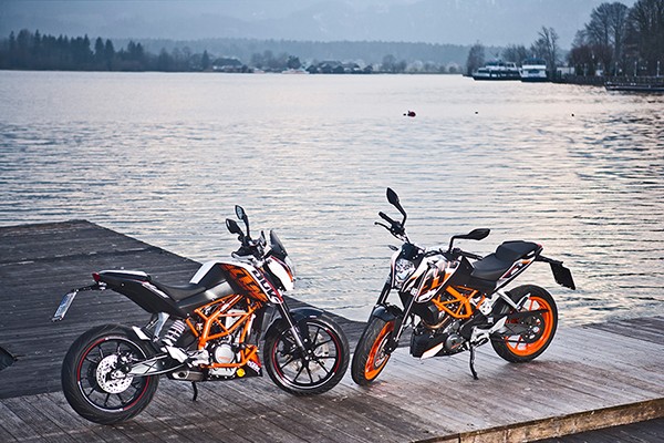 Hang xe may KTM trieu hoi Duke 125 va Duke 390-Hinh-2