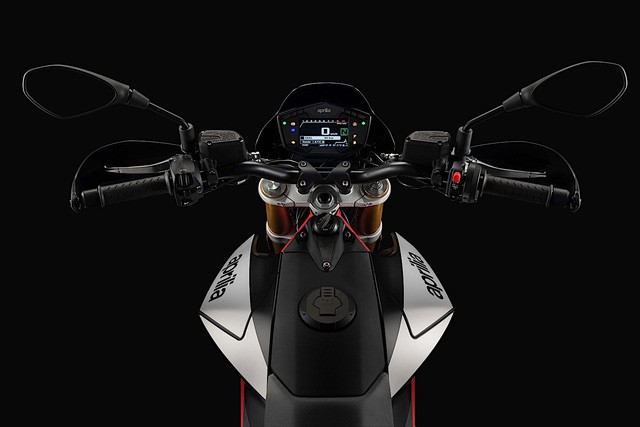 Chi tiet Aprilia Dorsoduro 2018 &quot;doi thu&quot; Ducati Hypermotard-Hinh-5