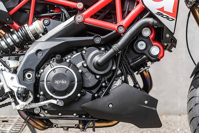 Chi tiet Aprilia Dorsoduro 2018 &quot;doi thu&quot; Ducati Hypermotard-Hinh-9
