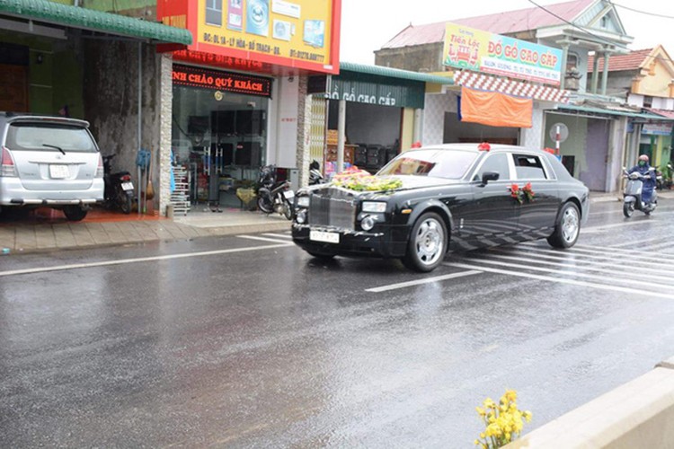 Sieu xe sang Rolls-Royce bien NG ruoc dau tai Quang Binh-Hinh-2