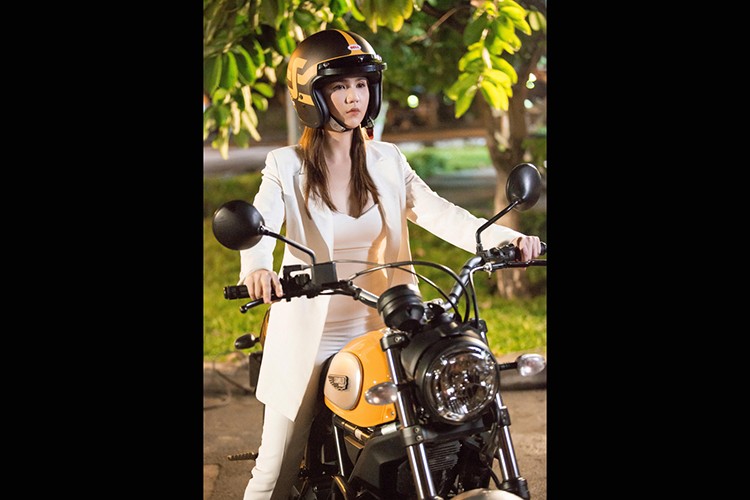 Ngoc Trinh cam lai moto Ducati Scrambler hon 300 trieu-Hinh-5