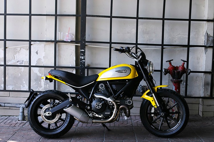 Ngoc Trinh cam lai moto Ducati Scrambler hon 300 trieu-Hinh-7