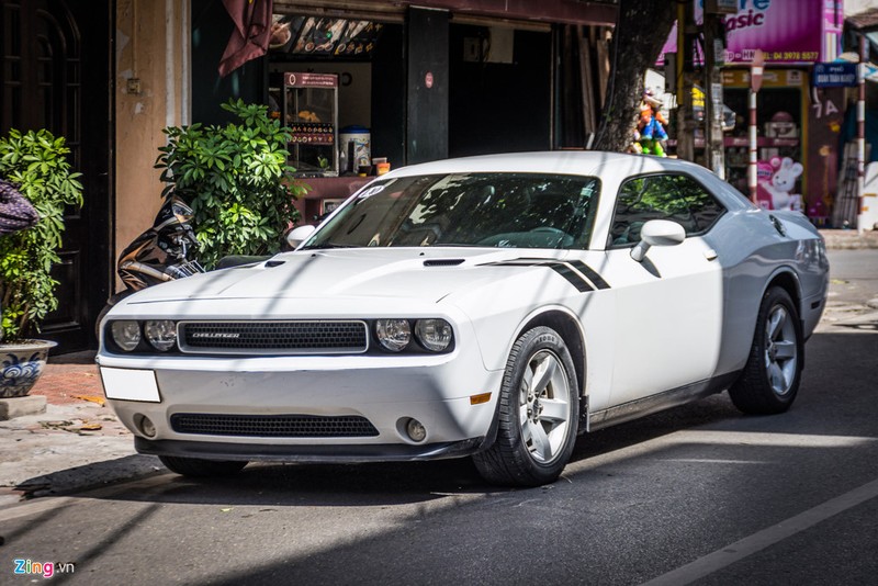 Xe co bap Dodge Challenger tien ty lan banh tai Ha Noi