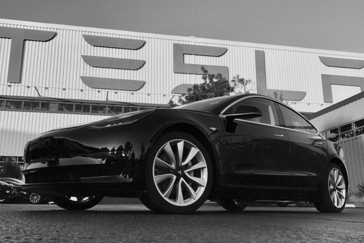 Oto hot nhat - Tesla Model 3 gia 780 trieu xuat xuong