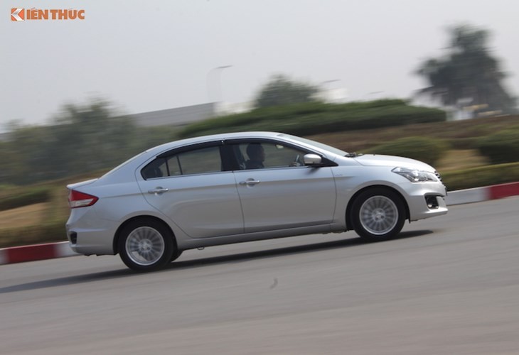 &quot;Xe e&quot; Suzuki Ciaz gia chi 488 trieu tai Viet Nam-Hinh-11