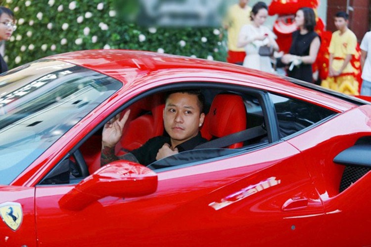 Tuan Hung cuoi &quot;sieu ngua&quot; Ferrari tien ty tai Ha Noi-Hinh-3