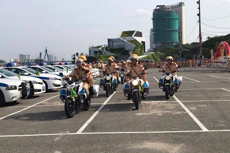 &quot;Soi&quot; dan oto va xe may phuc vu APEC tai Da Nang-Hinh-6