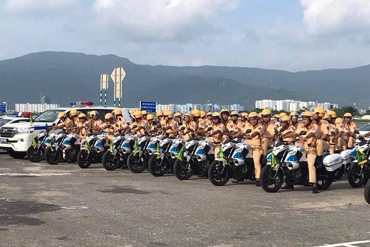 &quot;Soi&quot; dan oto va xe may phuc vu APEC tai Da Nang-Hinh-8