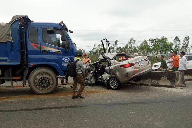 Mazda6 bi xe tai dam nat bet, 6 tui khi khong bung?