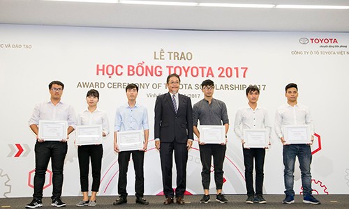 Toyota Viet Nam trao hoc bong cho 115 sinh vien xuat sac