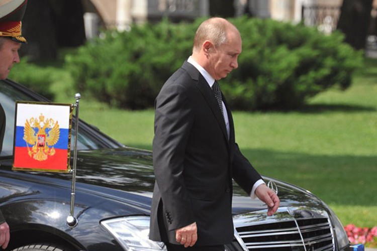 &quot;Soi&quot; Mercedes-Benz chong dan cua Tong thong Putin tai Da Nang-Hinh-11