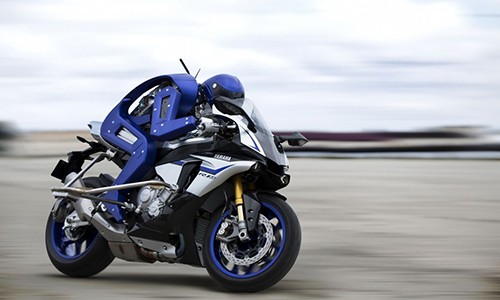 Xem robot lai sieu moto Yamaha R1 dat toc do 200km/h