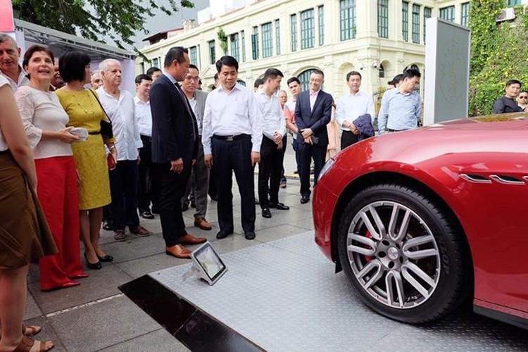 Chu tich Ha Noi &quot;ngam&quot; xe sang Maserati Ghibli tien ty